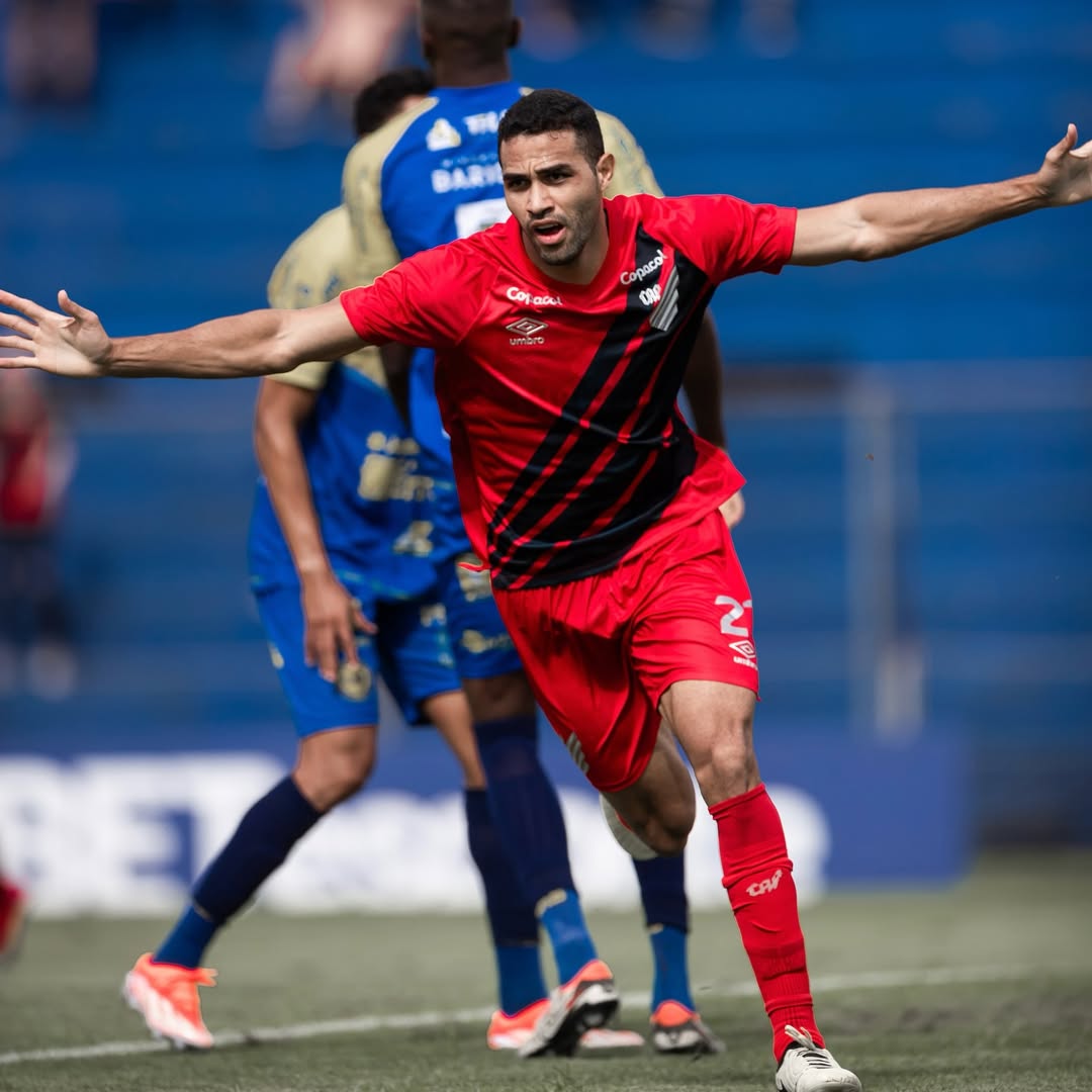 alan-kardec-comemorando-gol-pelo-athletico-pr.jpg
