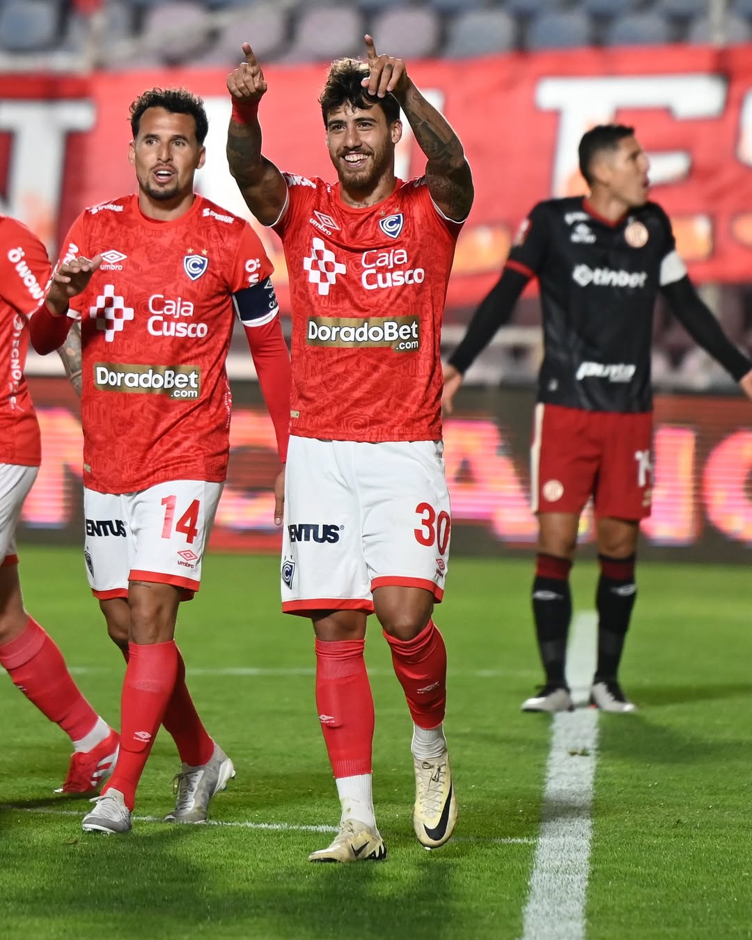 beto-da-silva-comemorando-gol-pelo-cienciano.jpg