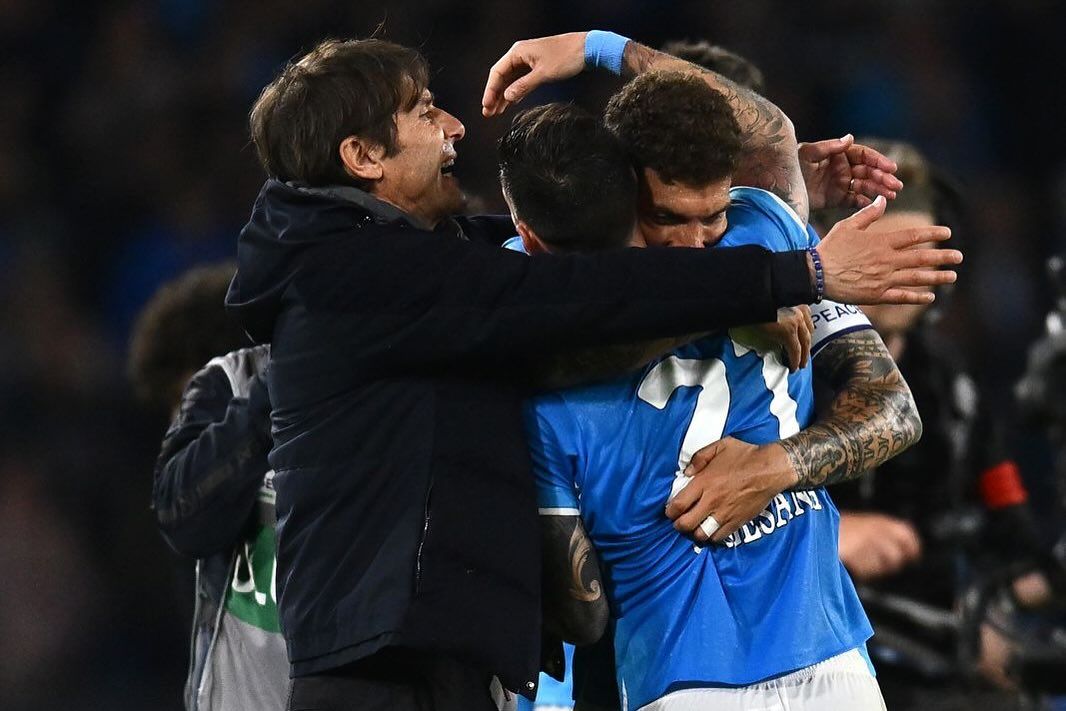 conte-e-jogadores-comemorando-gol.jpg