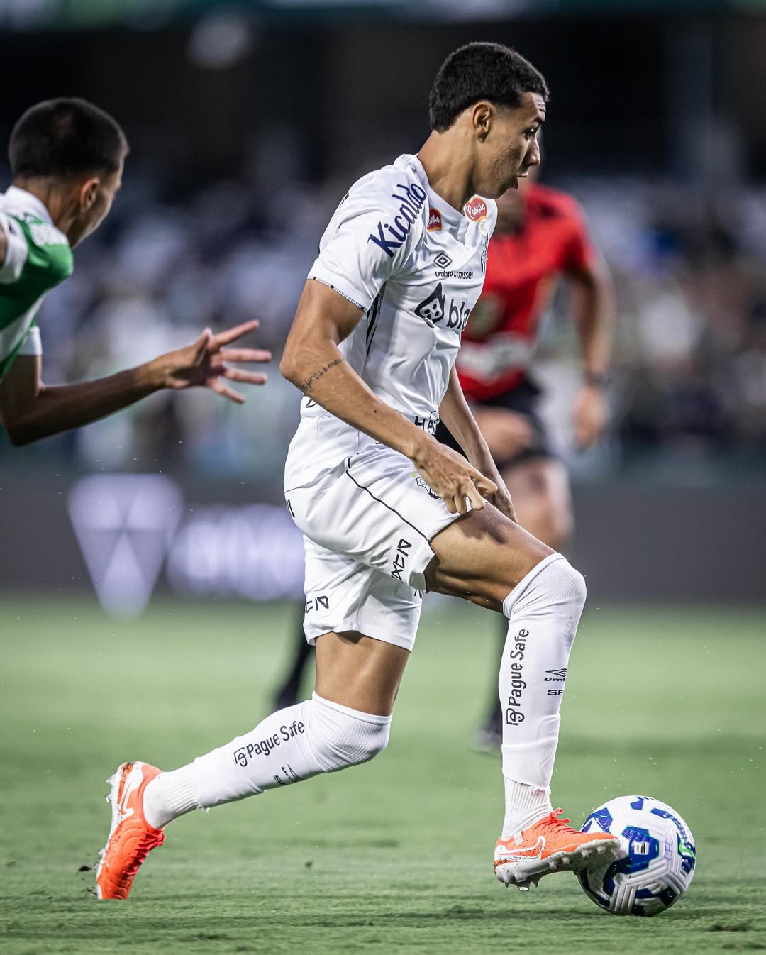 gabriel-bontempo-em-campo-pelo-corinthians.jpg