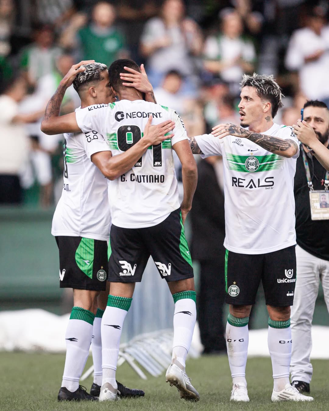 gustavo-coutinho-comemorando-gol-pelo-coritiba.jpg