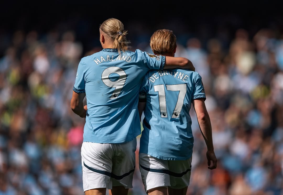 haaland-e-de-bruyne-em-campo-pelo-manchester-city.jpg