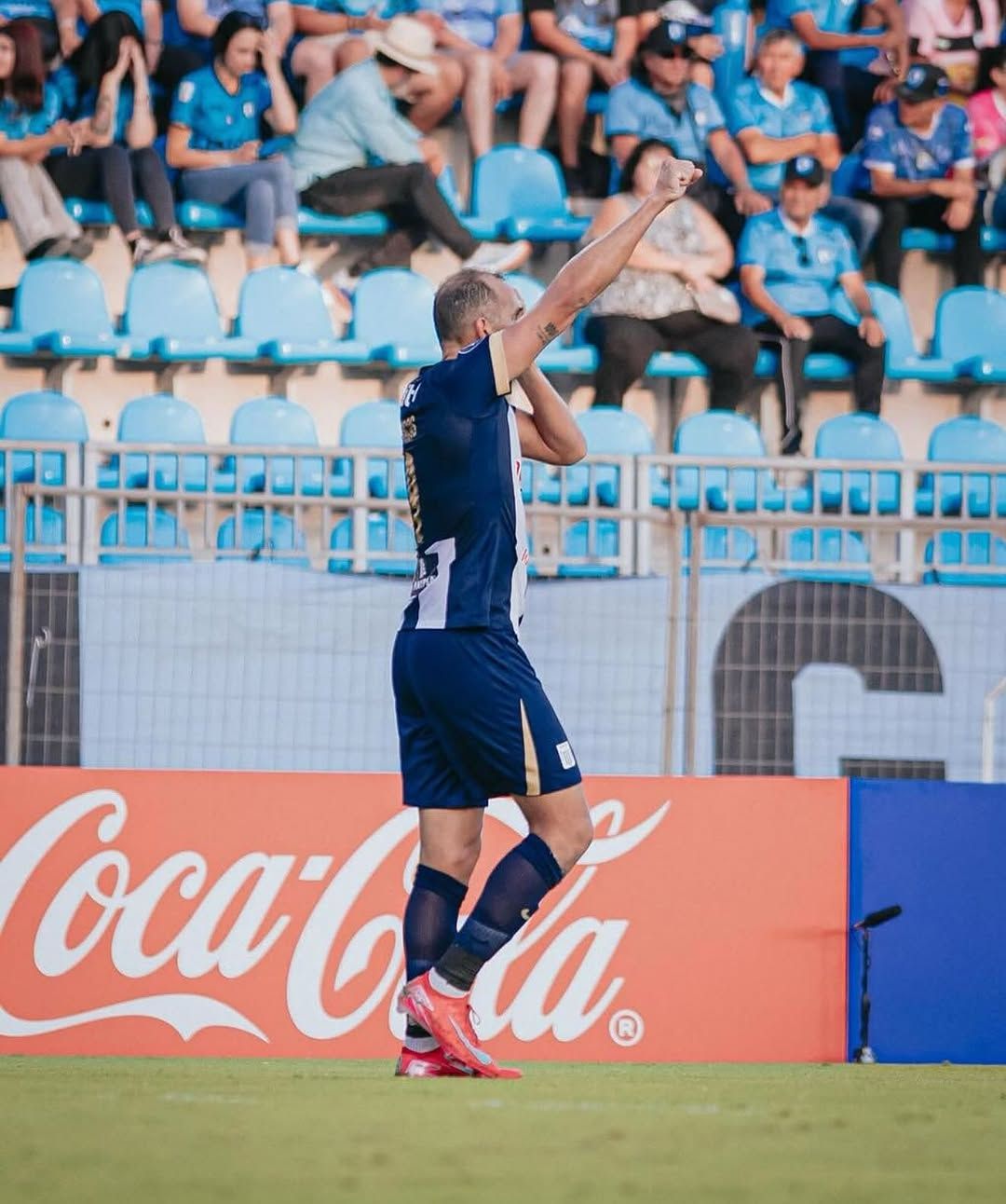 hernan-barcos-comemorando-gol-pelo-alianza-lima.jpg