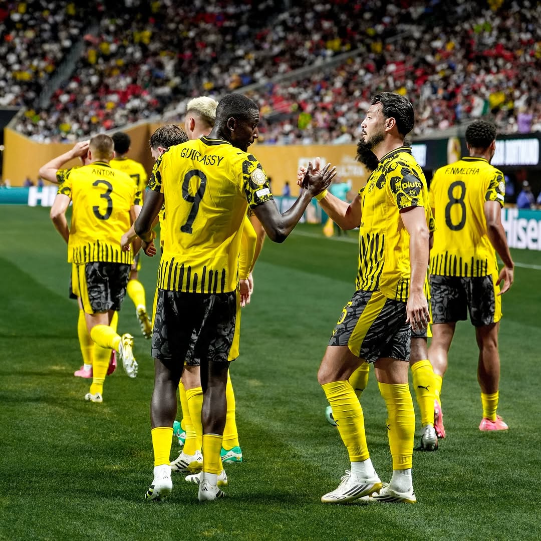 jogadores-borussia-comemorando.jpg
