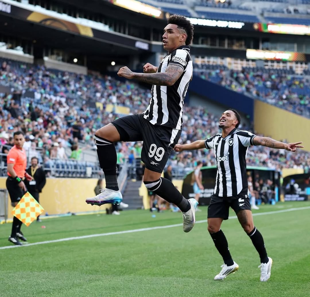 jogadores-bota-comemorando-gol.jpg