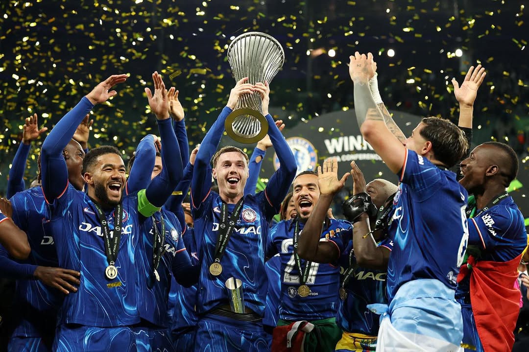 jogadores-chelsea-comemorando-título.jpg