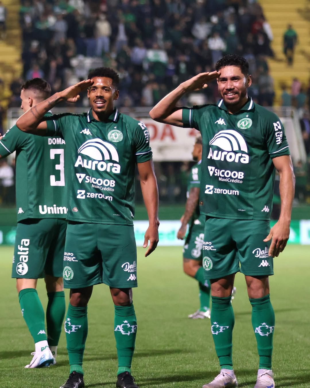 jogadores-da-chapecoense-comemorando-gol.jpg
