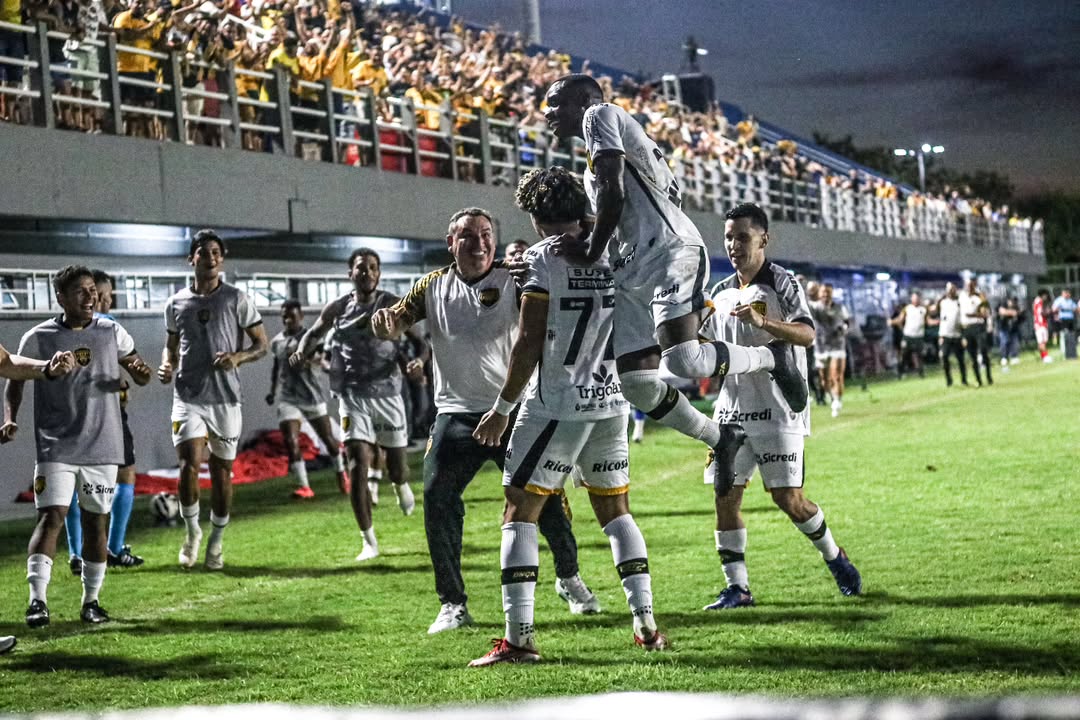 jogadores-do-amazonas-comemorando.jpg
