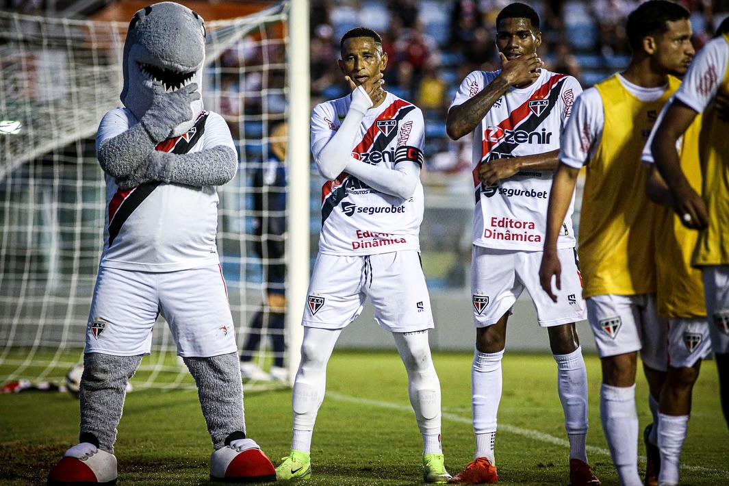 jogadores-do-ferroviario-comemorando-gol.jpg