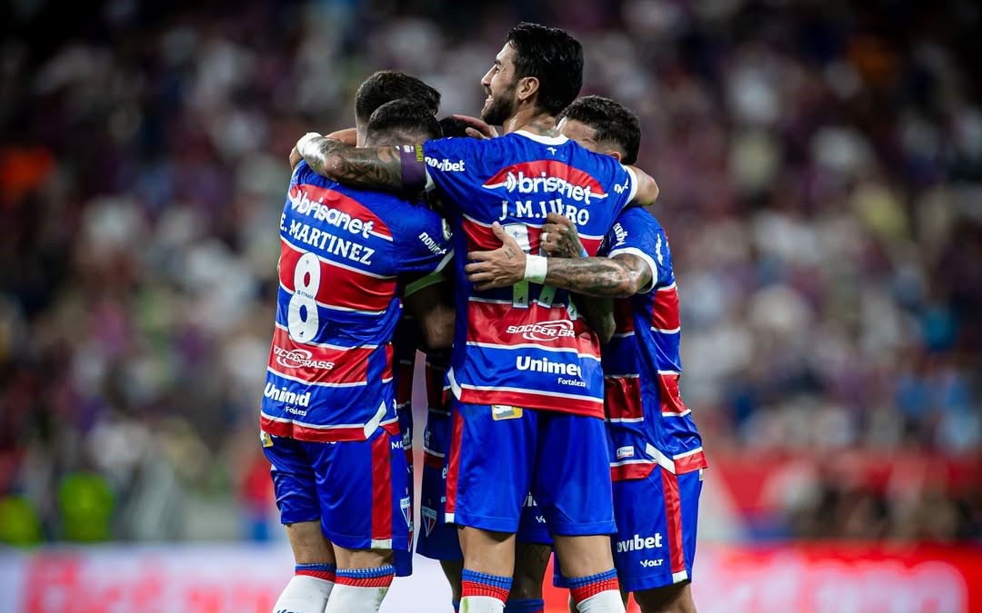 jogadores-do-fortaleza-comemorando-gol.jpg