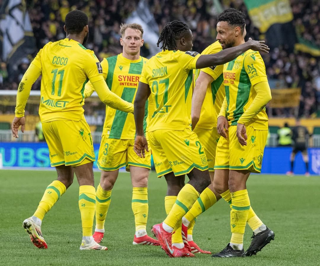 jogadores-do-nantes-comemorando-gol.jpg