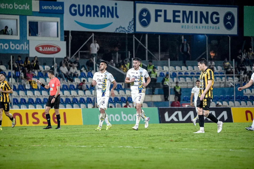 jogadores-do-sportivo-luqueno-em-campo.jpg