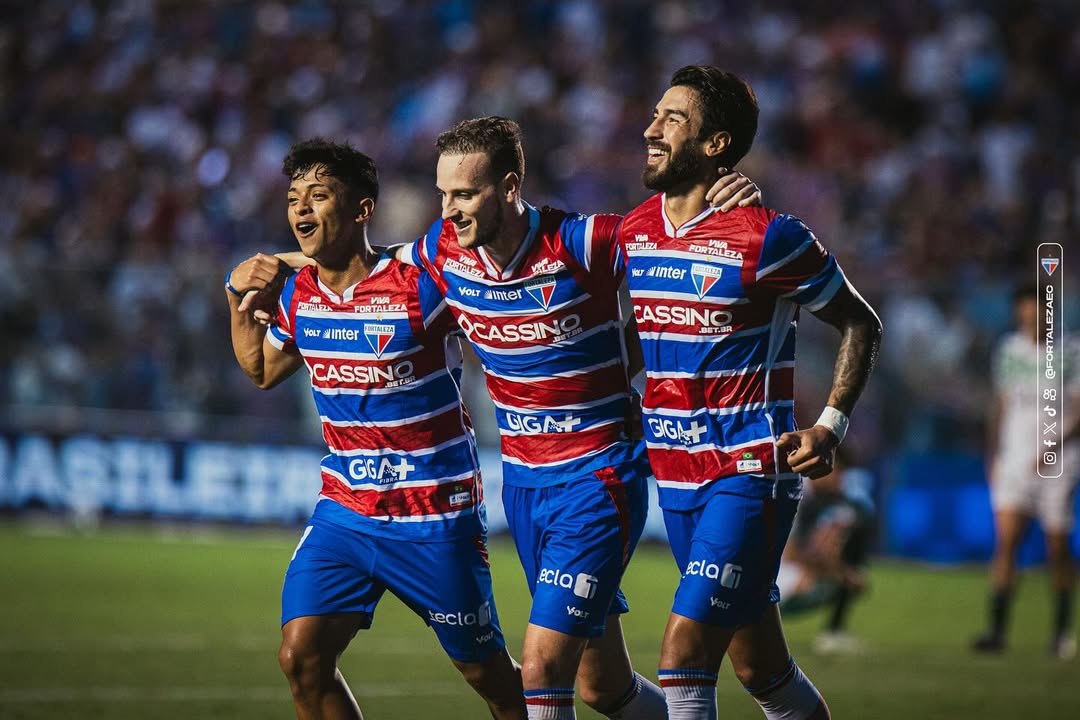 jogadores-fortaleza-comemorando.jpg