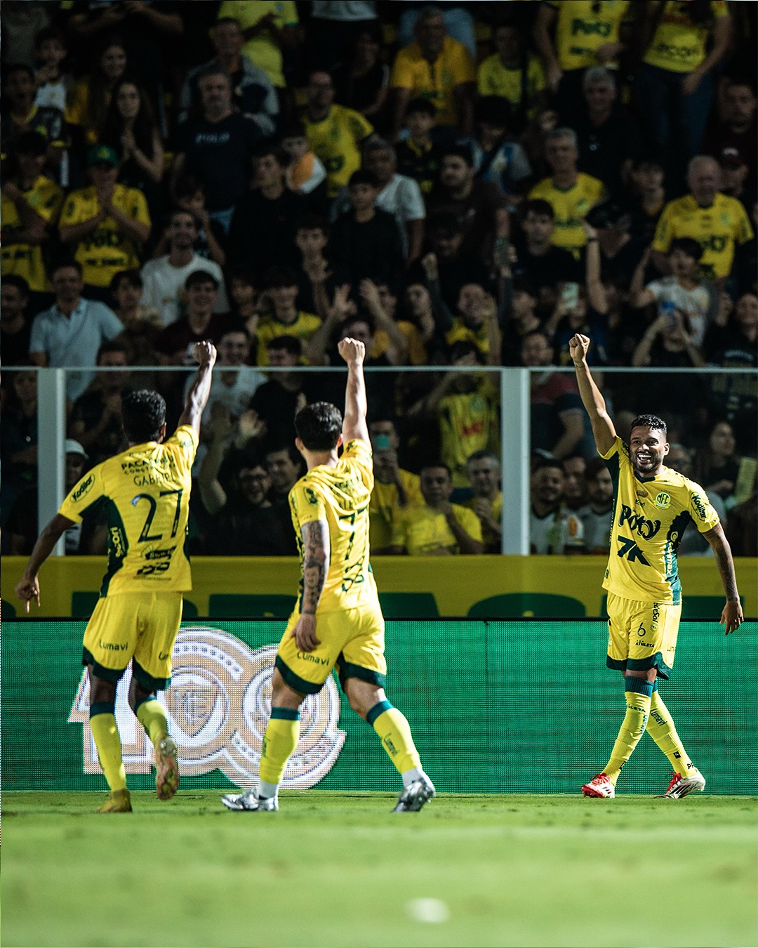 jogadores-mirassol-comemorando-gol.jpg