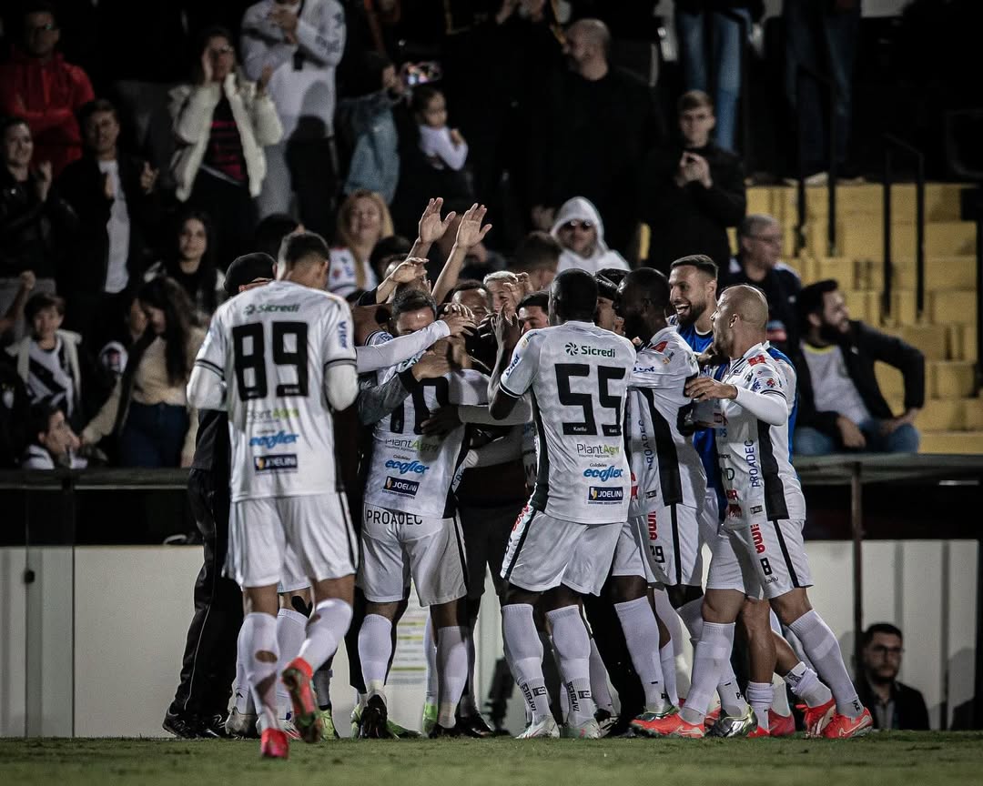 jogadores-operario-comemorando.jpg
