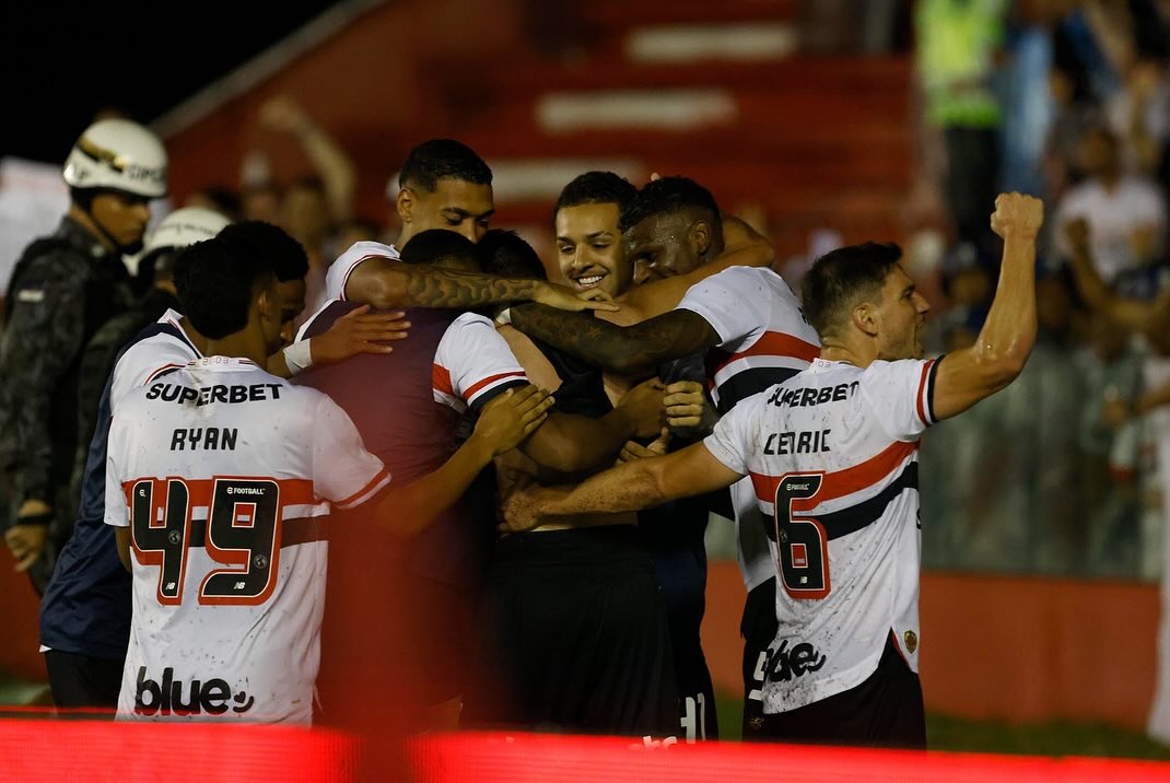 jogadores-sp-comemorando-gol.jpg