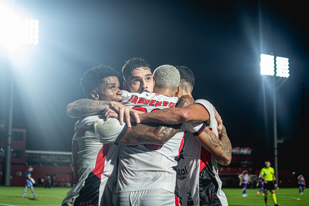 jogadores-vitoria-comemorando.jpg