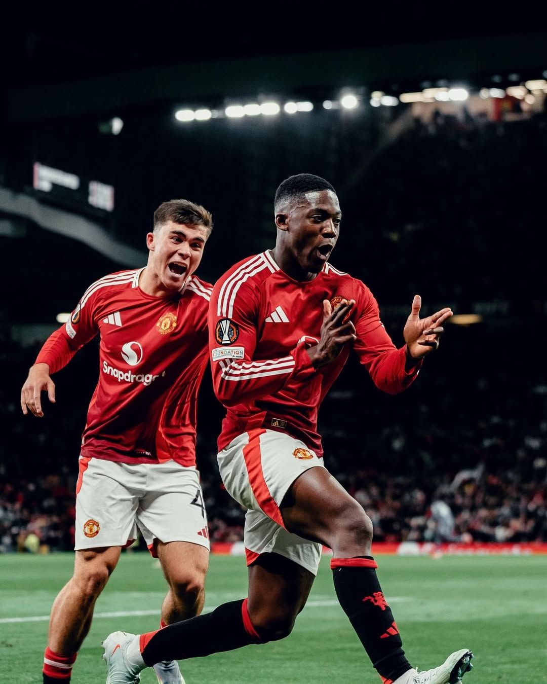 mainoo-comemorando-gol-pelo-manchester-united.jpg