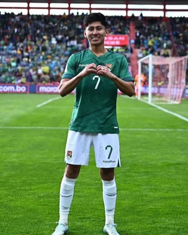 miguelito-comemorando-gol-pela-bolivia.jpg