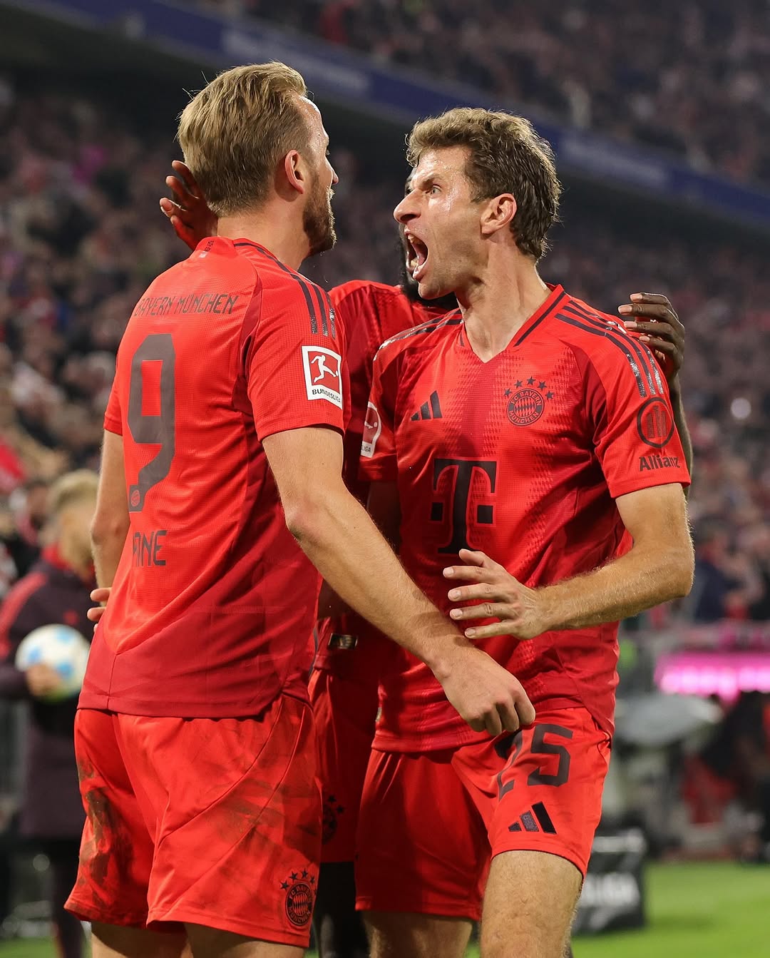 muller-e-kane-comemorando-gol-pelo-bayern-de-munique.jpg