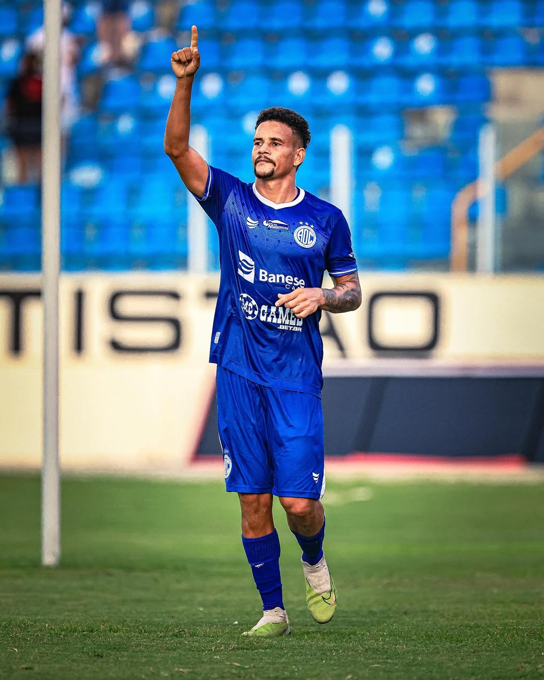 neto-oliveira-comemorando-gol-pelo-confianca.jpg