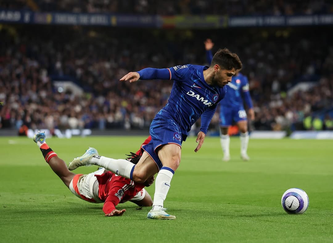 pedro-neto-em-campo-pelo-chelsea.jpg