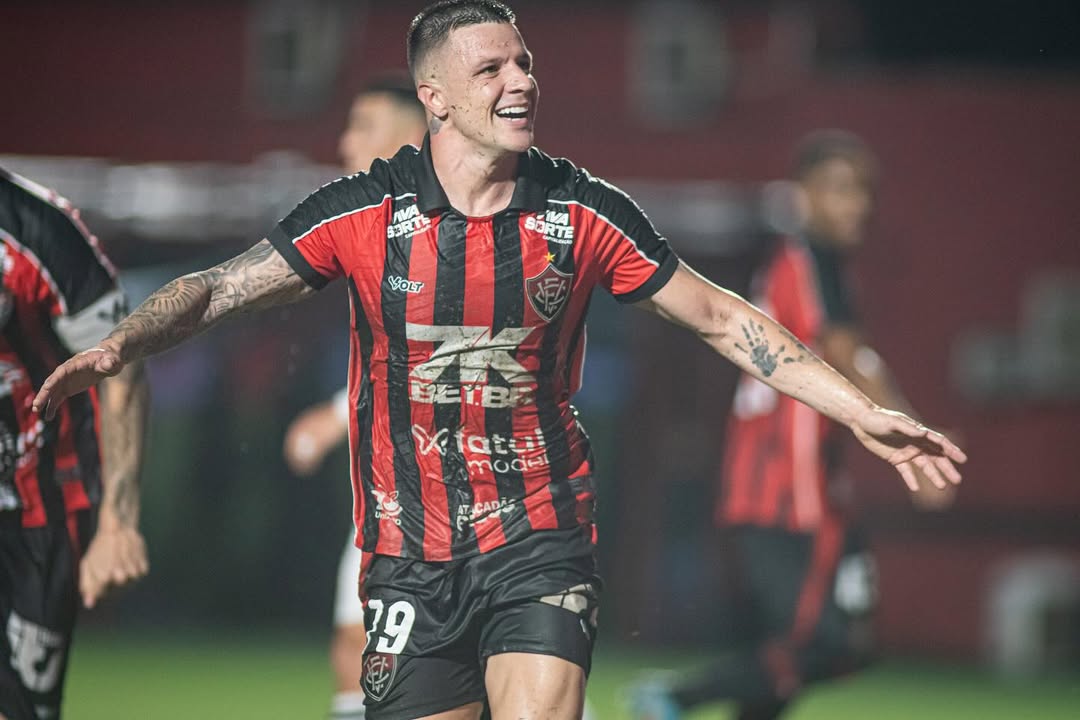 renato-kayzer-comemorando-gol-pelo-vitoria.jpg