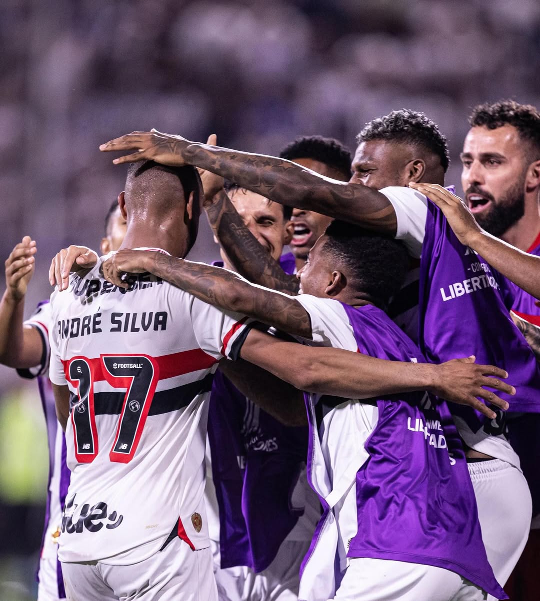sao-paulo-jogadores-comemorando-gol.jpg