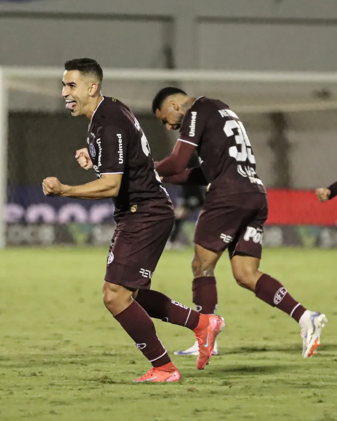 thiago-lopes-comemorando-gol-pela-ferroviaria.jpg