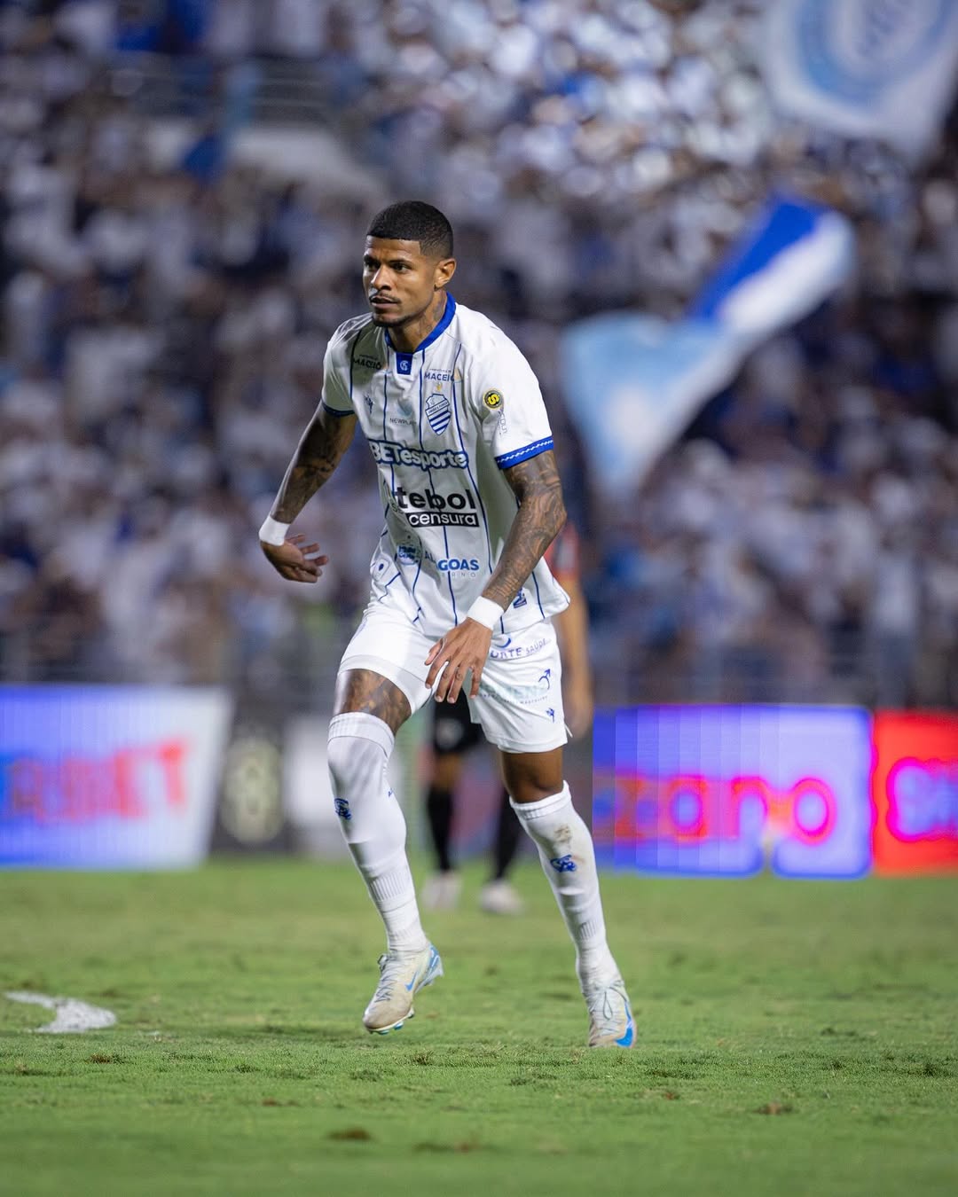 tiago-marques-em-campo-pelo-csa.jpg